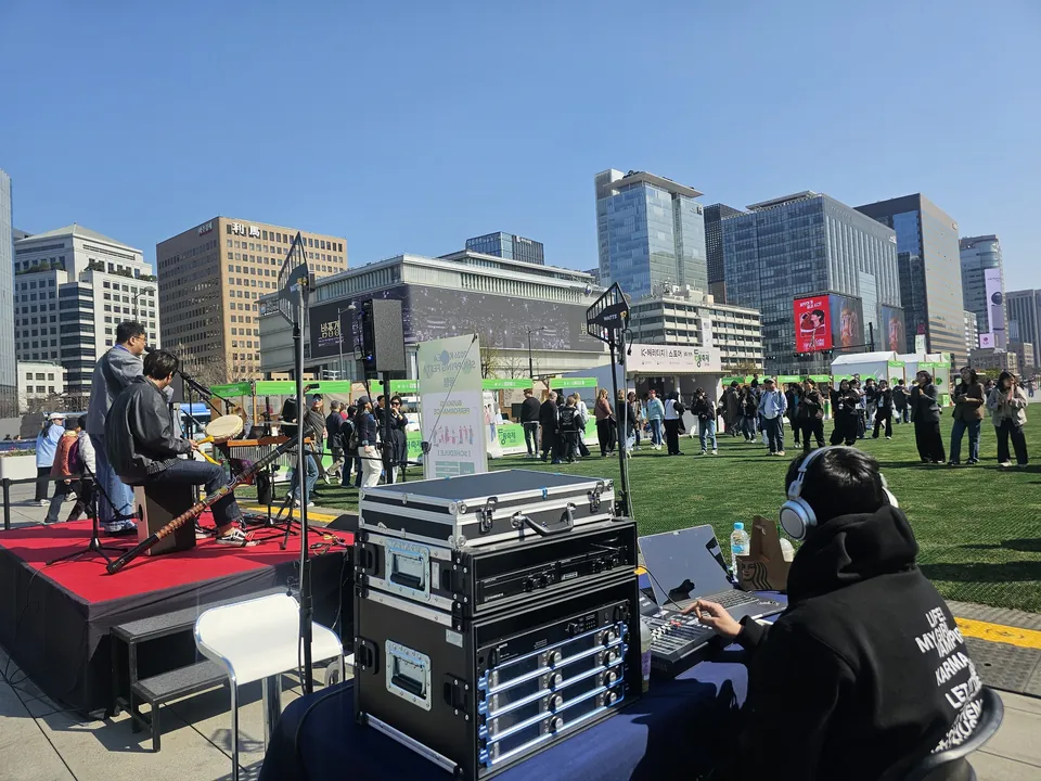 광화문광장 동행축제 버스킹 현장 사진 1 — 2026-04-08 촬영