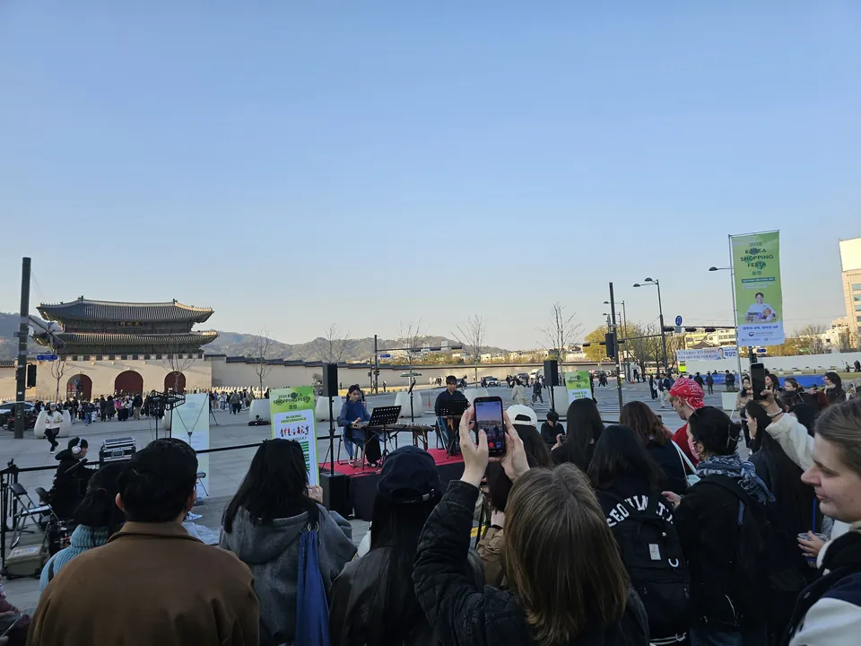 광화문광장 동행축제 버스킹 현장 사진 4 — 2026-04-08 촬영
